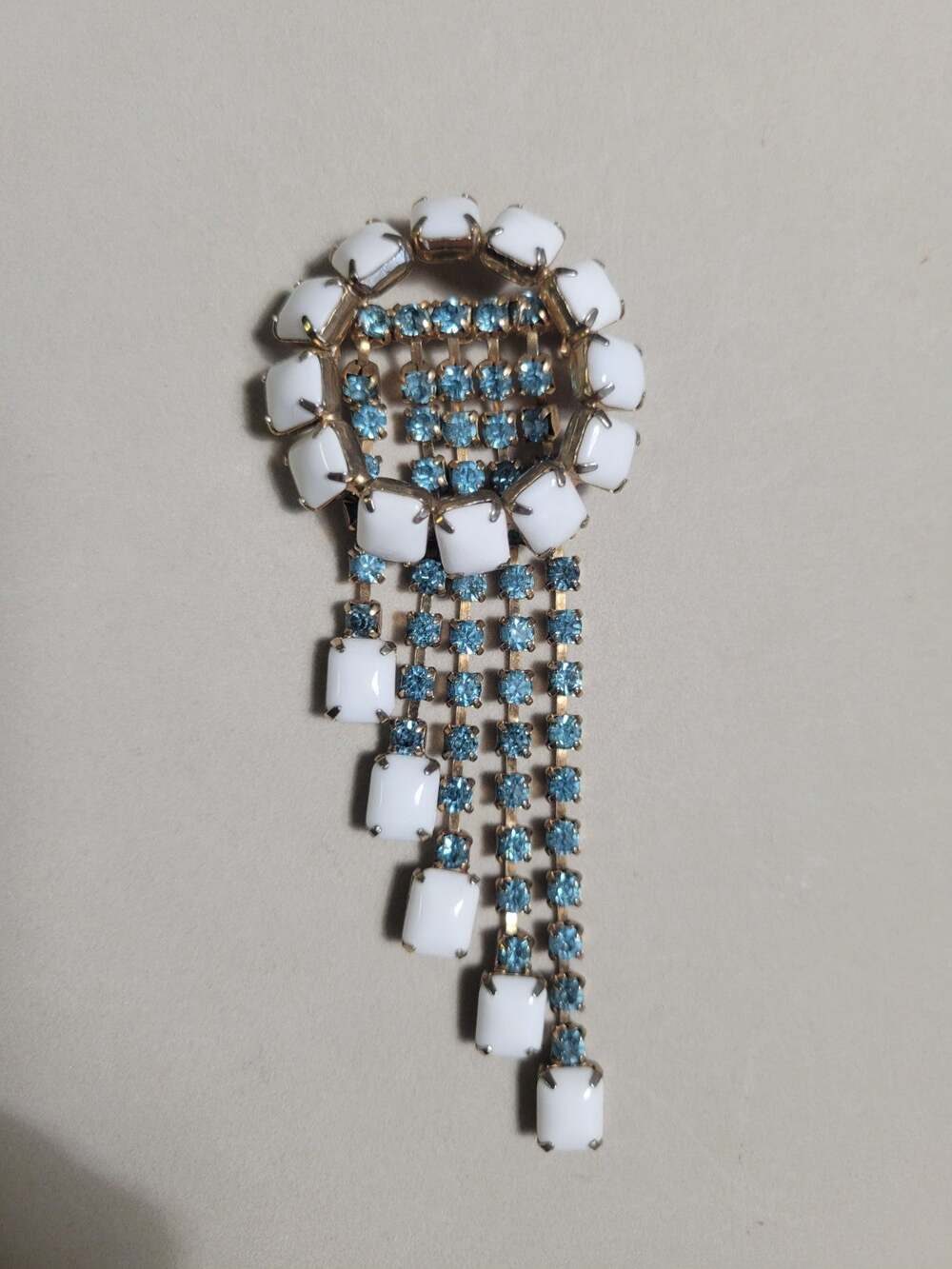 Vtg 1950s Milk Glass Rhinestone Brooch Waterfall silver Tone Kramer ?Unsigned